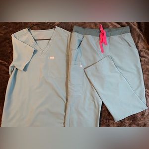 FIGS brand scrub set